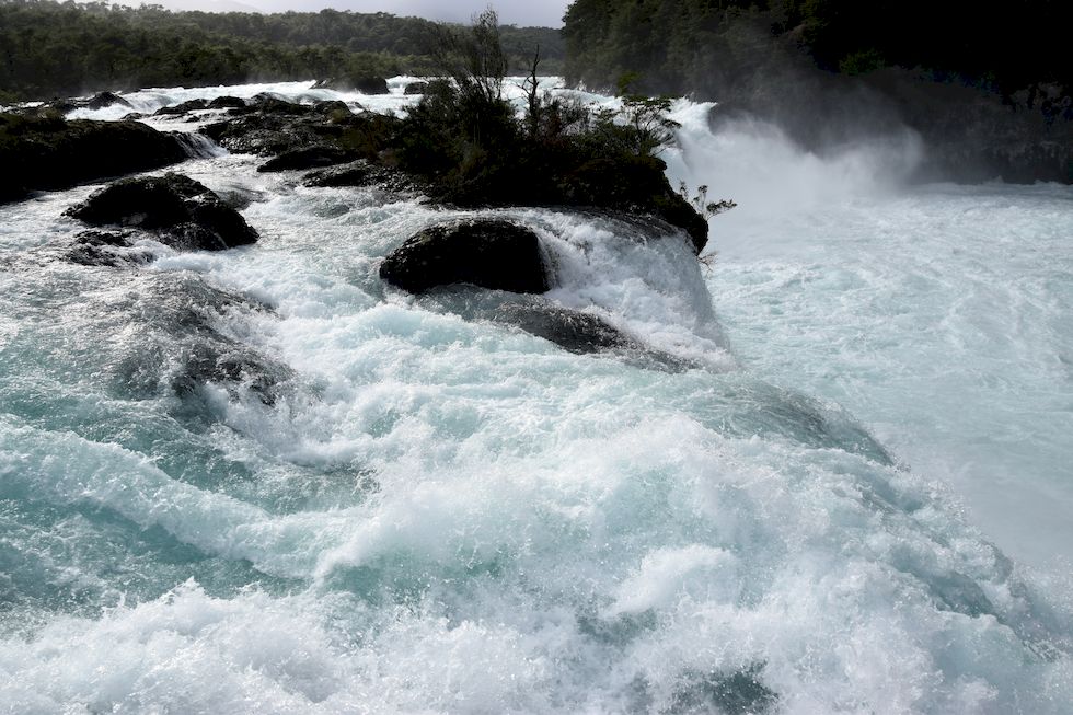 F085ap-941-1-Saltos del Petrohue-Rio-Petrohue-17-8-m.jpg